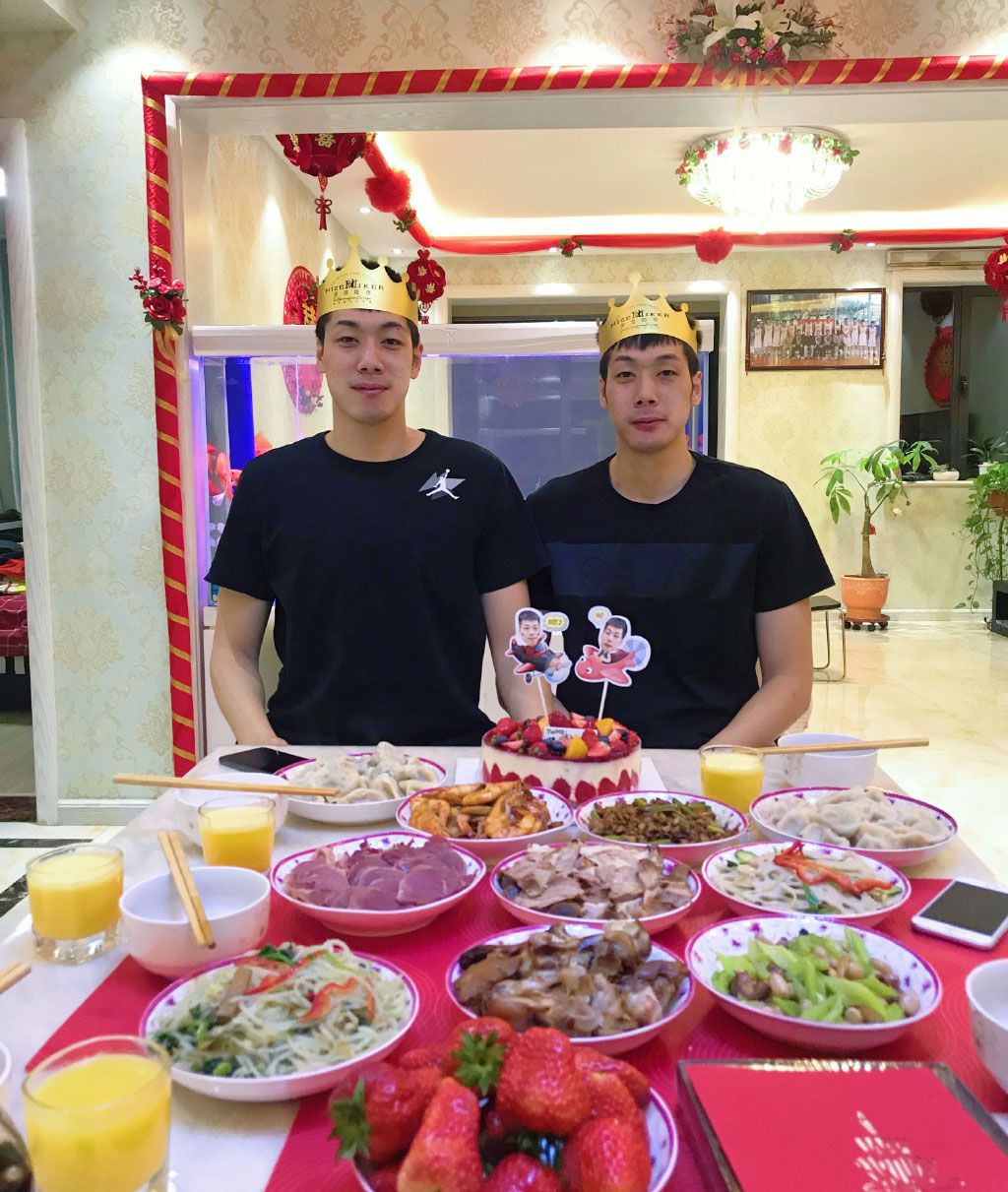 模特娇妻穿红裙,是广州两家烧腊店老板娘_任骏