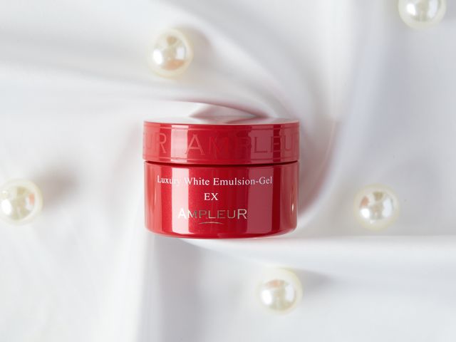 阿芙乐尔的全能面霜"小红罐"在日本相当有名,属于和pola宝拉一样的