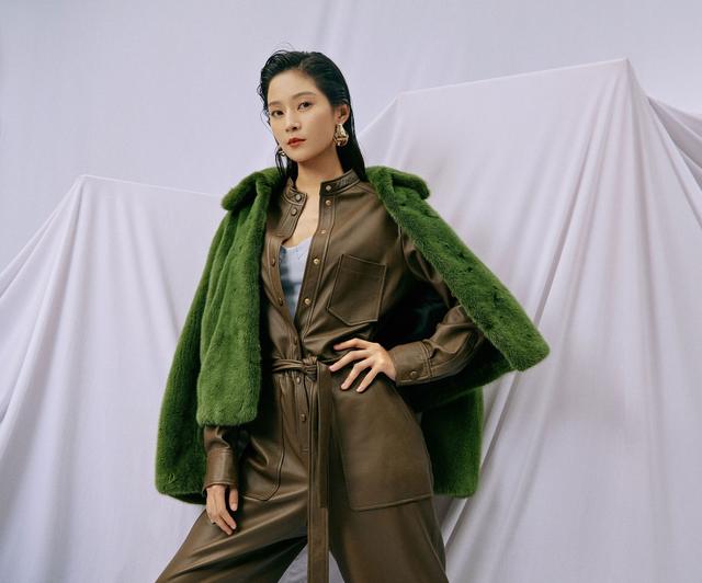 她34岁演反派一炮而红,今穿军绿色连体裤,梳大背头帅气十足