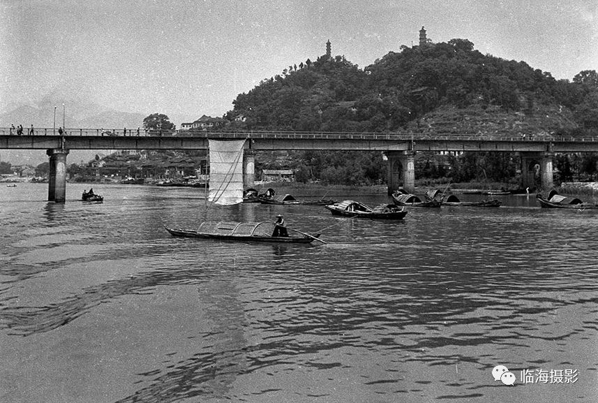 临海灵江在以前没桥之前,灵江两岸的百姓靠摆渡过江,这张照片就是当时