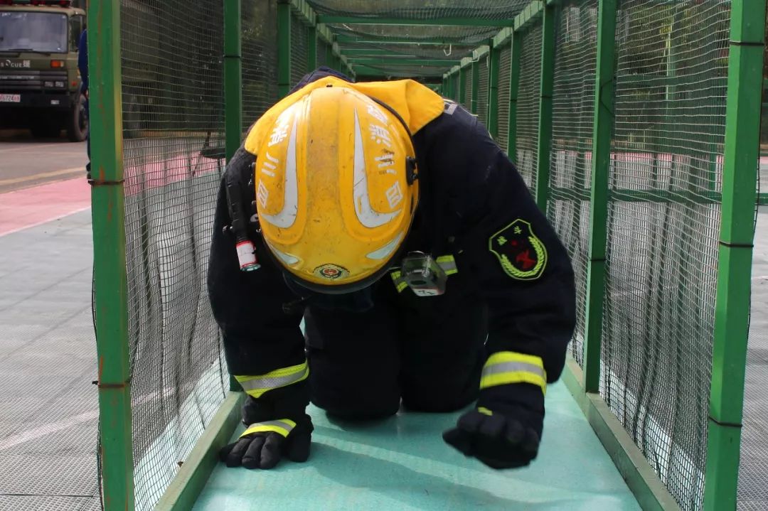 考生佩戴消防頭盔,消防安全腰帶,雙手各提1盤水帶,沿樓梯攀登至6層