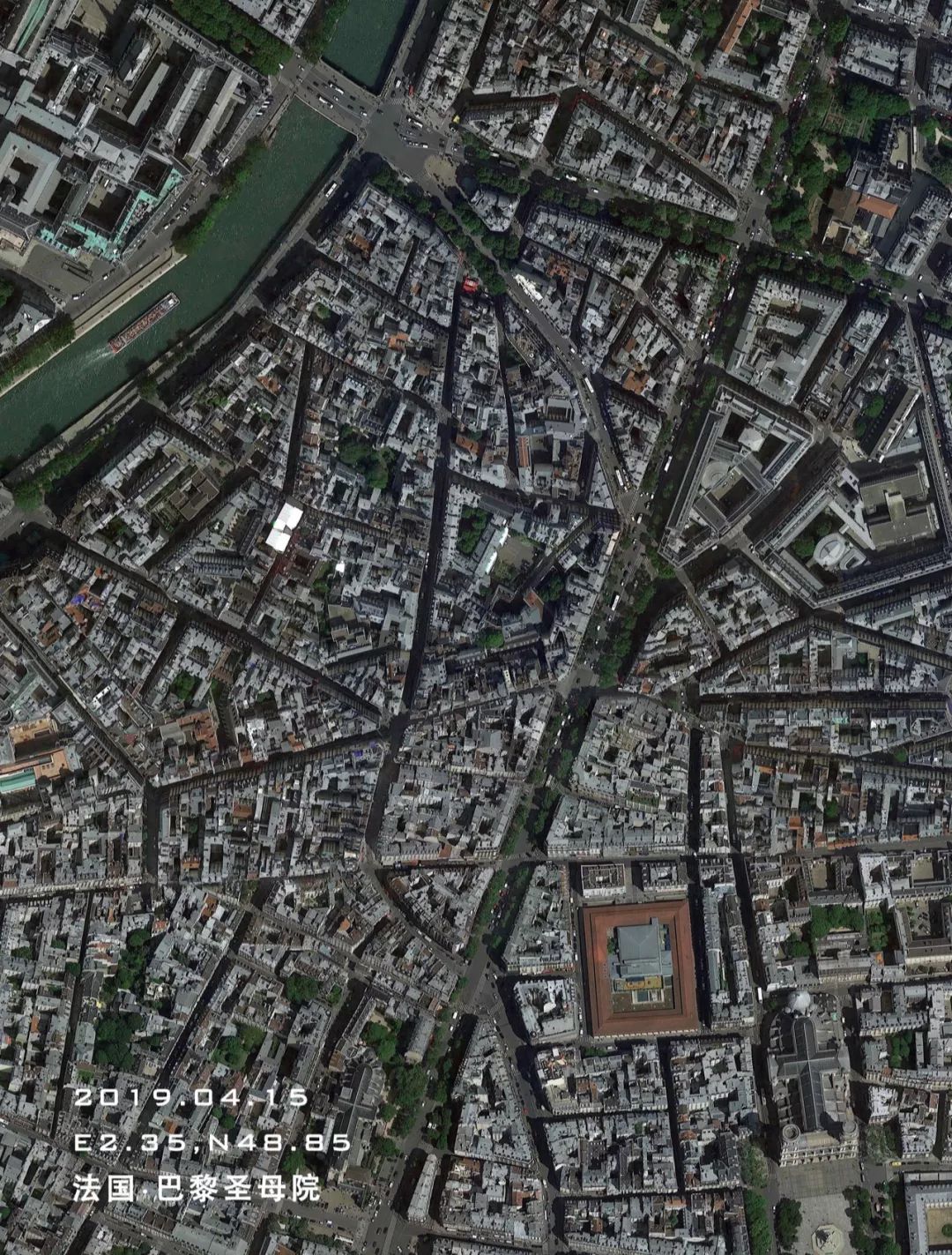 ▼法国·巴黎圣母院 卫星图而圣母院大教堂并不是其位置上的第一栋