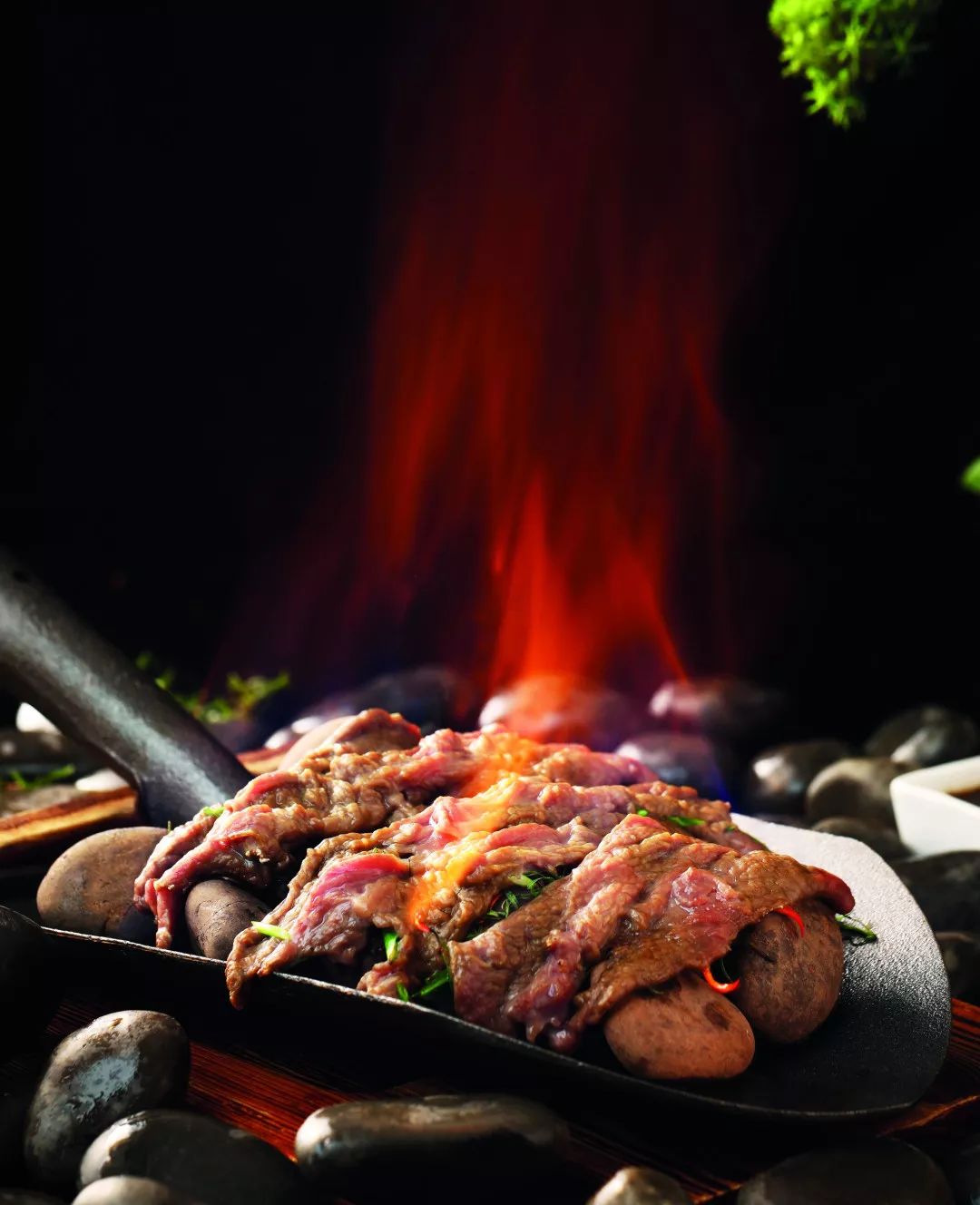 传统的火焰菜包括火焰鸡,火焰鱼,火焰虾,火焰蚝等菜品,由于近几年持续