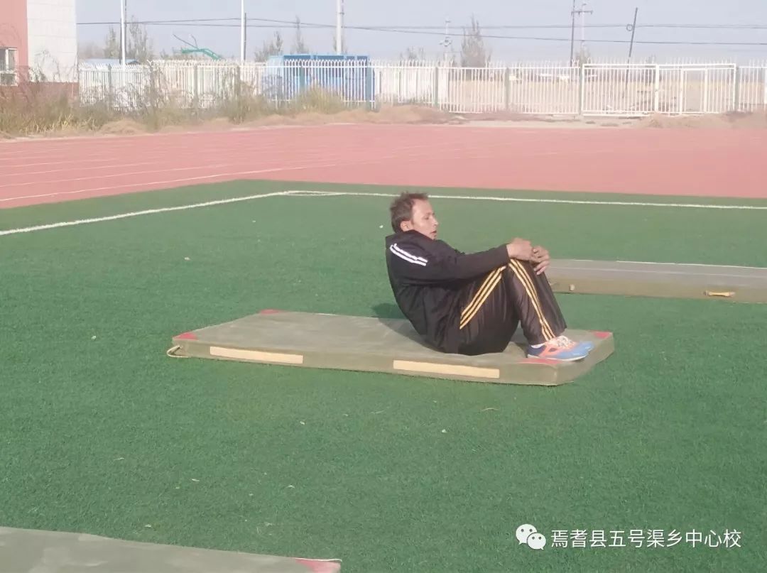 滚翻圆球游戏:老师讲解一蹲,二撑,三低头,团身滚翻像圆球,依次从脑,颈