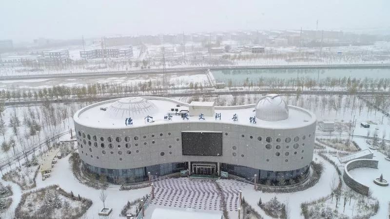 坐落在青海省海西州德令哈戈壁上的太阳能光热示范电站.
