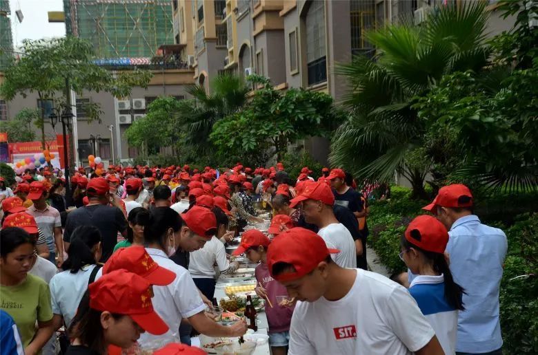 馋哭了!钦州这个小区业主自发摆起百家宴,几百种美食随意品尝