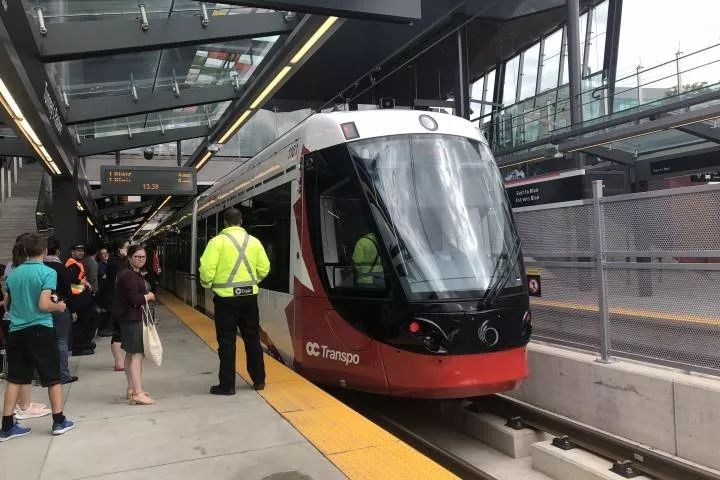 lrt又双叒叕延迟了渥太华网红大叔出现他就是每一个等地铁的你