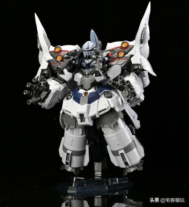 机体四周散发着紫色的精神力特效高度对比包装"新吉恩号!