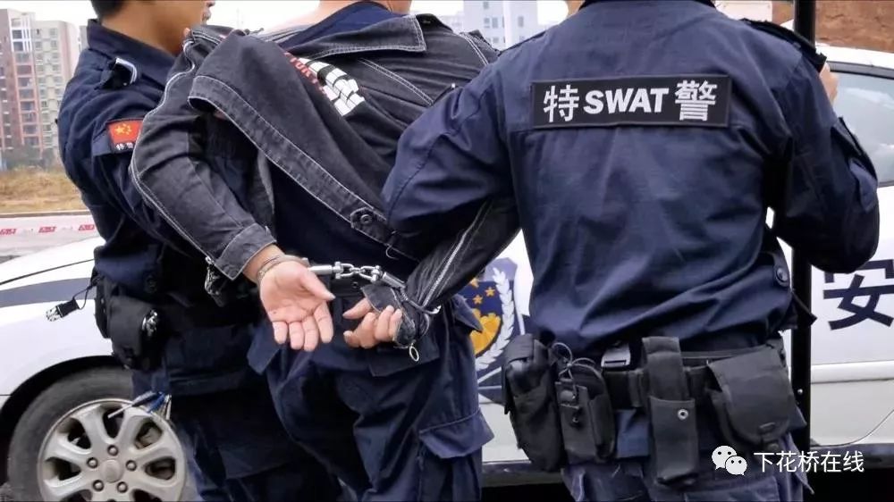 发生什么事情新宁思源学校门口聚集大批反恐警察