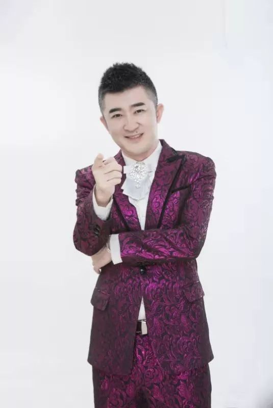 特约歌手师从阎维文教授,曾荣获青歌赛民族唱法金奖王二 刘畅王二