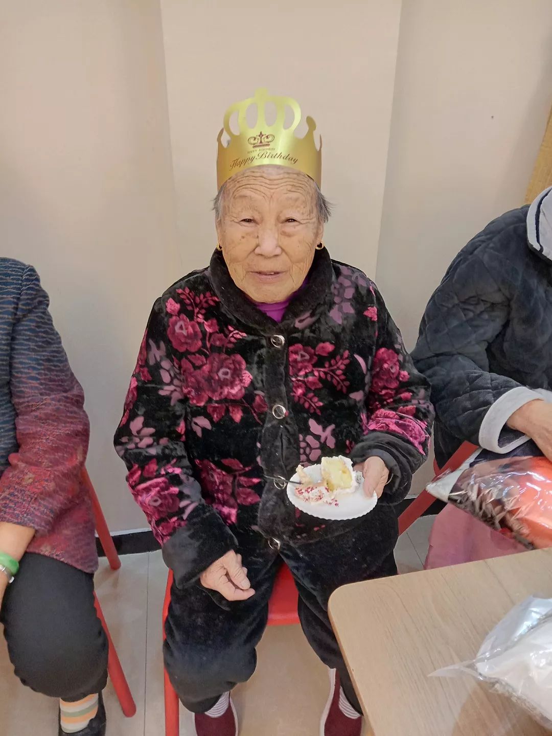 2019/10/254老人们吃着香甜的生日蛋糕品尝着水果手捧着爱心礼物听
