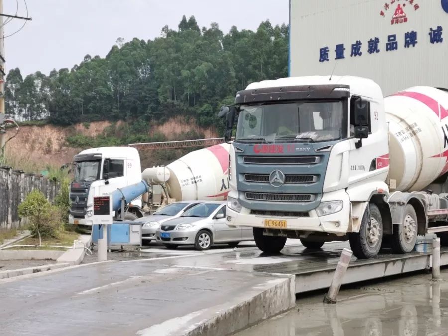 在源头企业惠建发搅拌站,一辆混凝土搅拌车正缓缓驶上地磅,源头治超