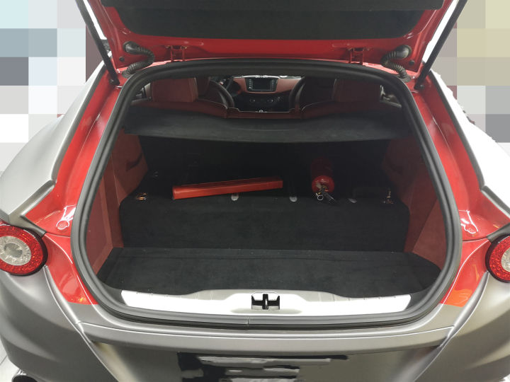 新车690万的法拉利ff谁知6年时间车况竟沦落到200万都无人问津