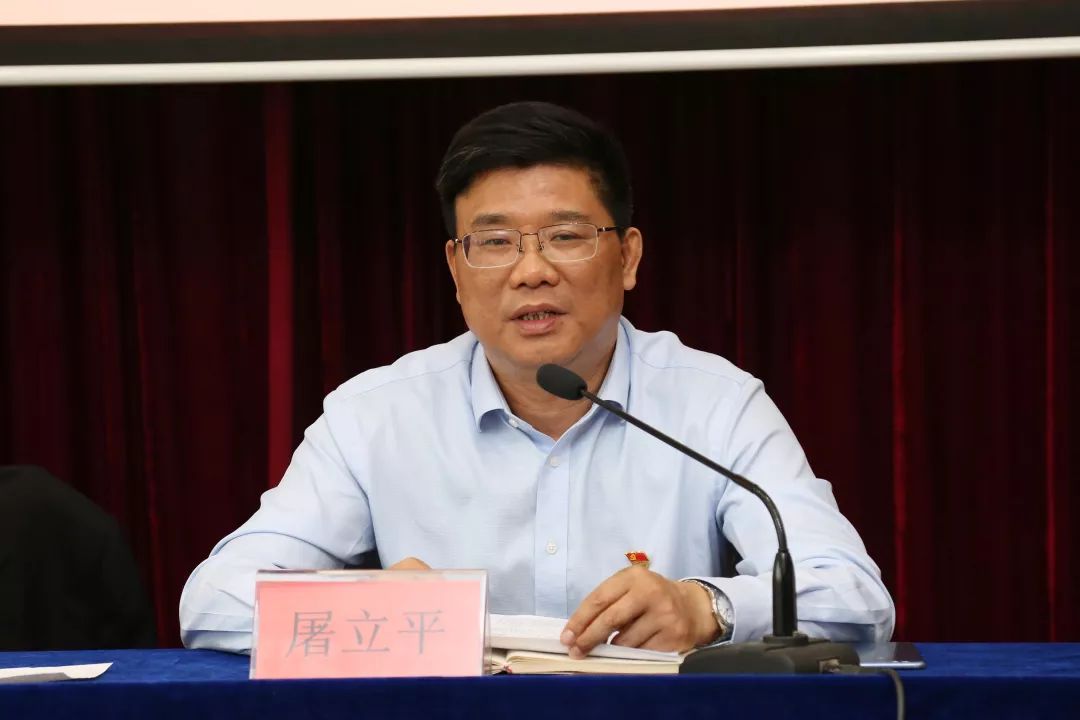 朱利军书记就高中教育工作作总体的回顾和任务的布置.