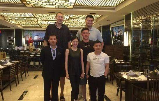 孙明明恐怕是全中国唯一见到姚明不需要仰视的球员了,甚至他还要照顾