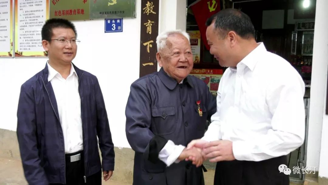 长汀县委书记廖深洪看望老党员号召全县党员干部向钟宜