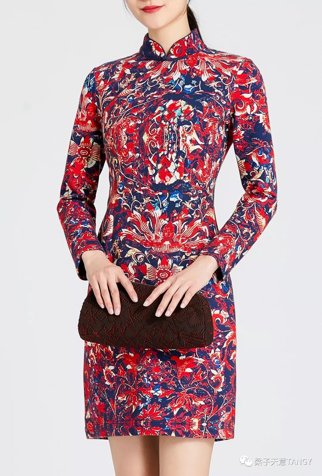 踏 / 莎 / 行这一季设计师以卷草纹(中国传统图案)为设计元素,曲卷