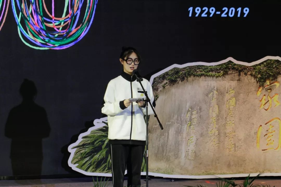附中在校学生代表宋天悦发言庆典大会上,中央美术学院附中校长胡西丹