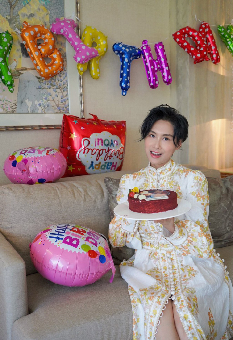 48岁朱茵晒生日照精心打扮难掩脸上皱纹网友优雅老去真美