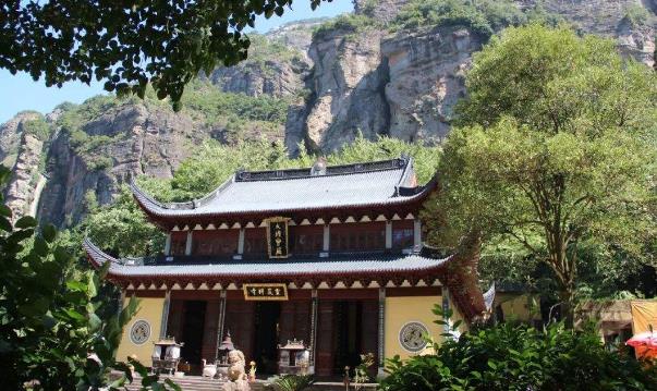 泰山灵岩寺,坐落于泰山西北麓,始建于东晋,距今已有1600多年的历史.