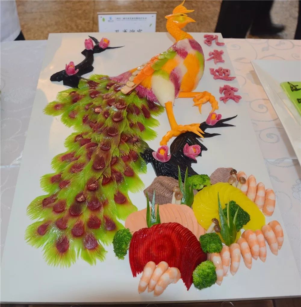 个人冷拼首先"出炉",有雄鸡报晓,孔雀迎宾,还有江山如画,雅砻江春晓