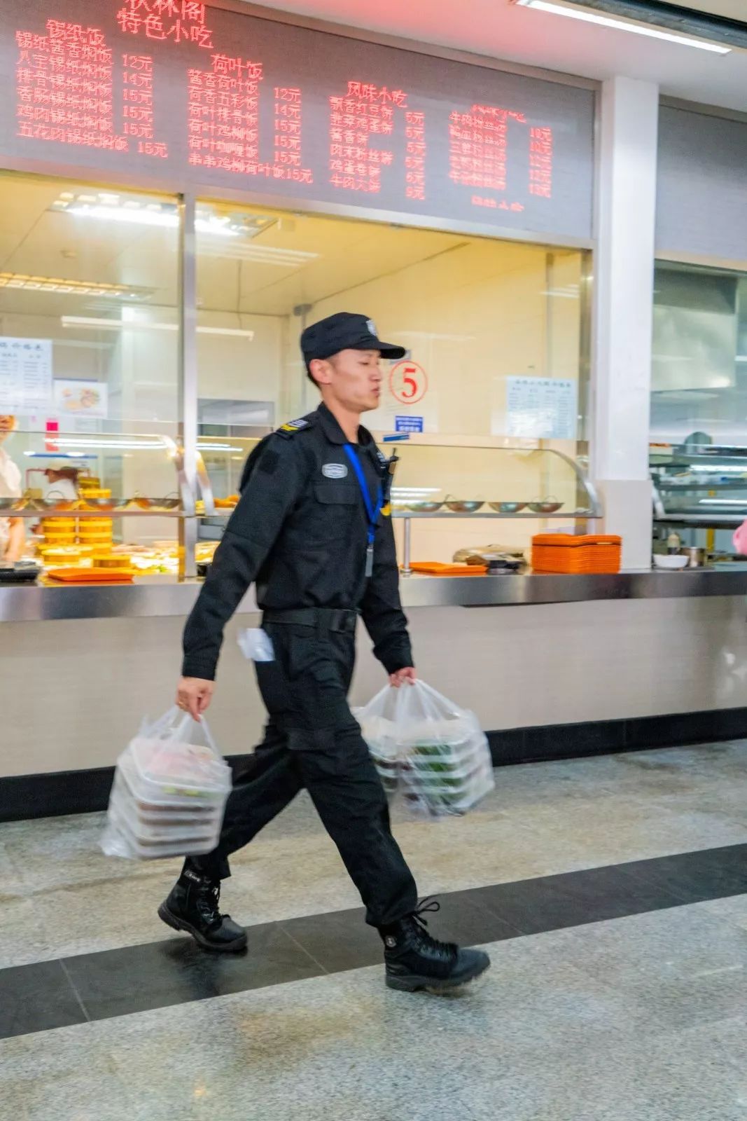 ps:连保安小哥哥都来我们的河西食堂买饭啦,还是超多份!