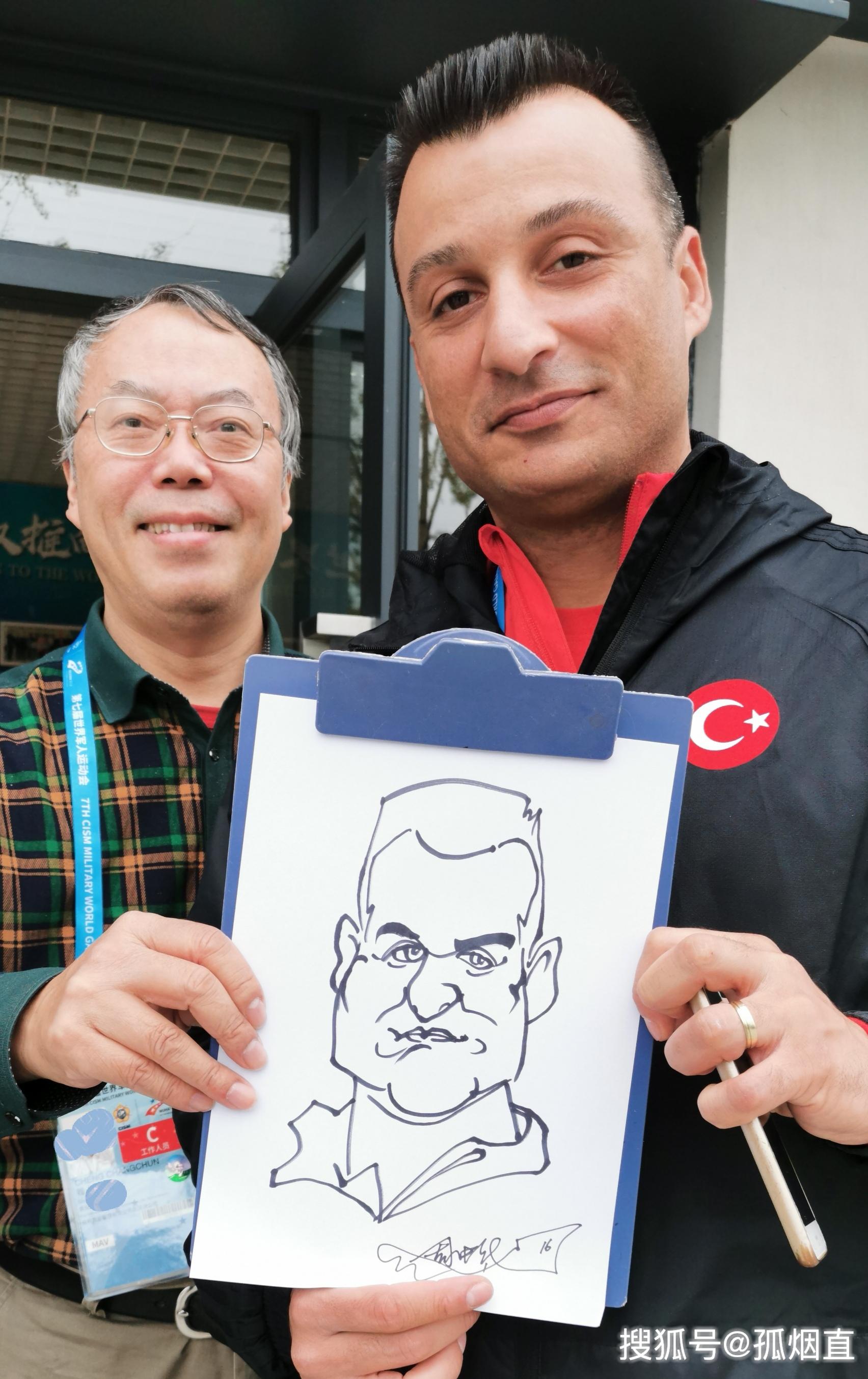 原创一分钟画像惊现军运村周中华画家教授现场画像受外国运动员欢迎
