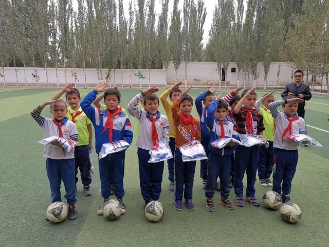 广东足球援疆相隔5000公里用足球拉近心的距离