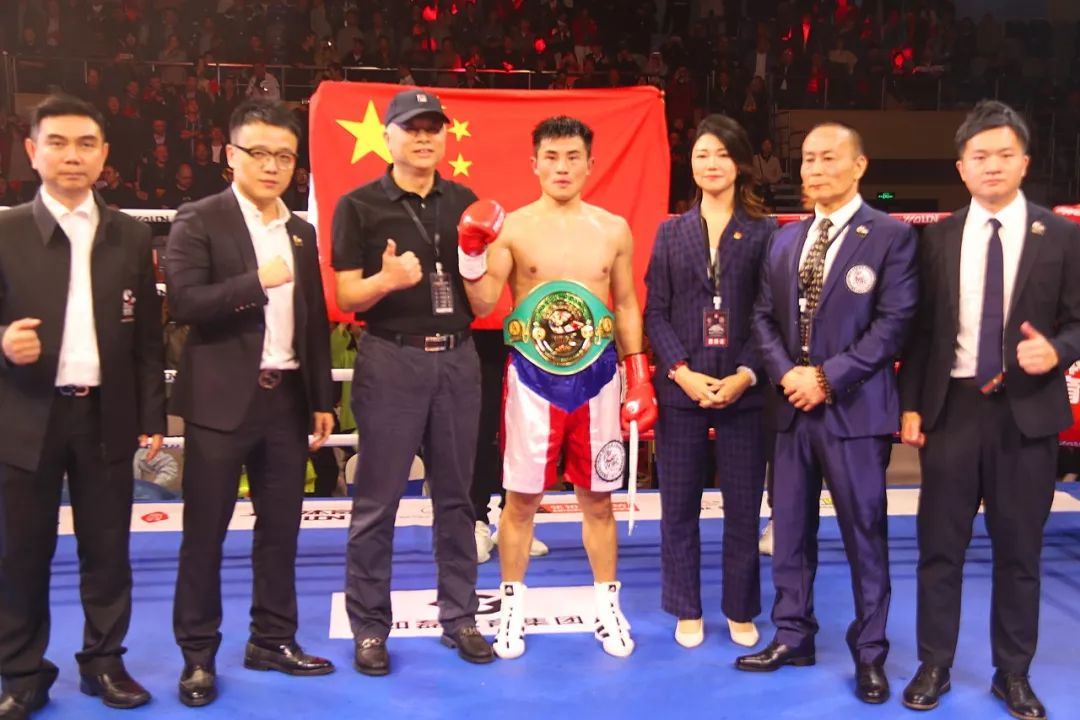 中国拳手李想在丽水wbc洲际拳王争霸赛上获得金腰带!