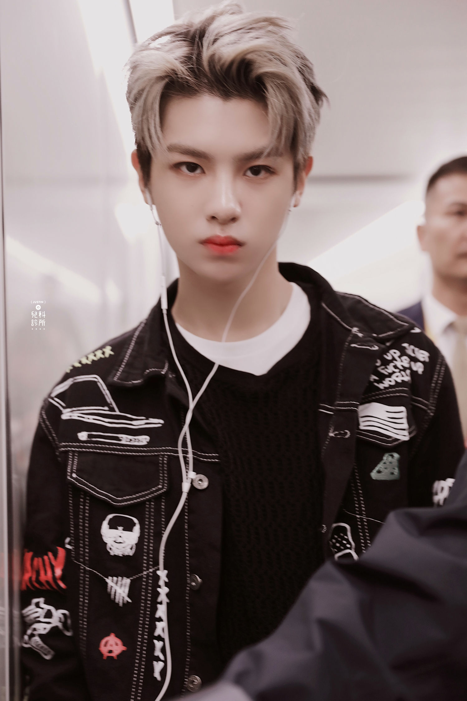 justin昨晚上海飞长沙饭拍分享 白色优雅王子变黑衣摇滚巨星