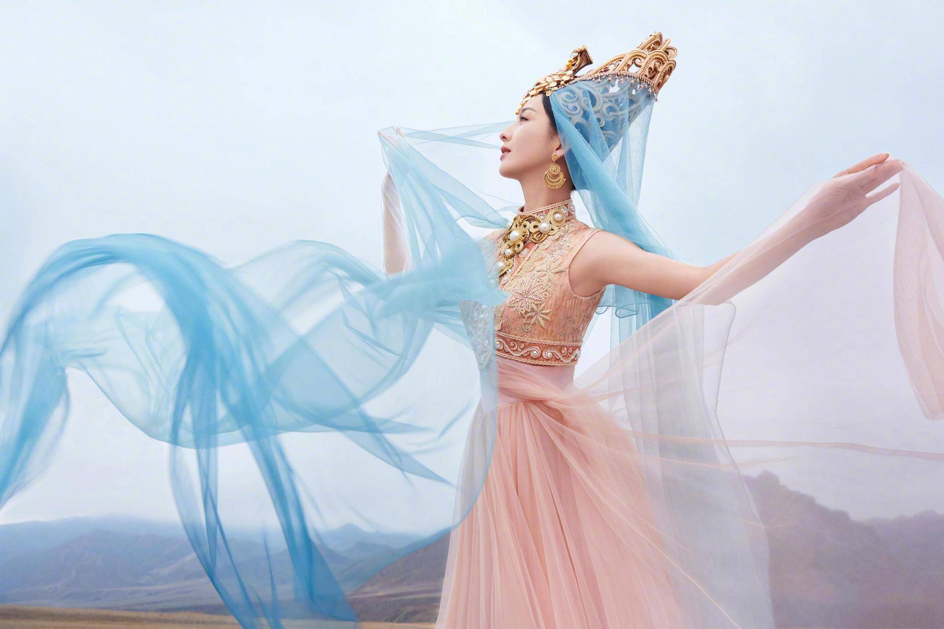 佟丽娅异域风仙裙太惹眼,其实锡伯族传统服饰更美_新疆