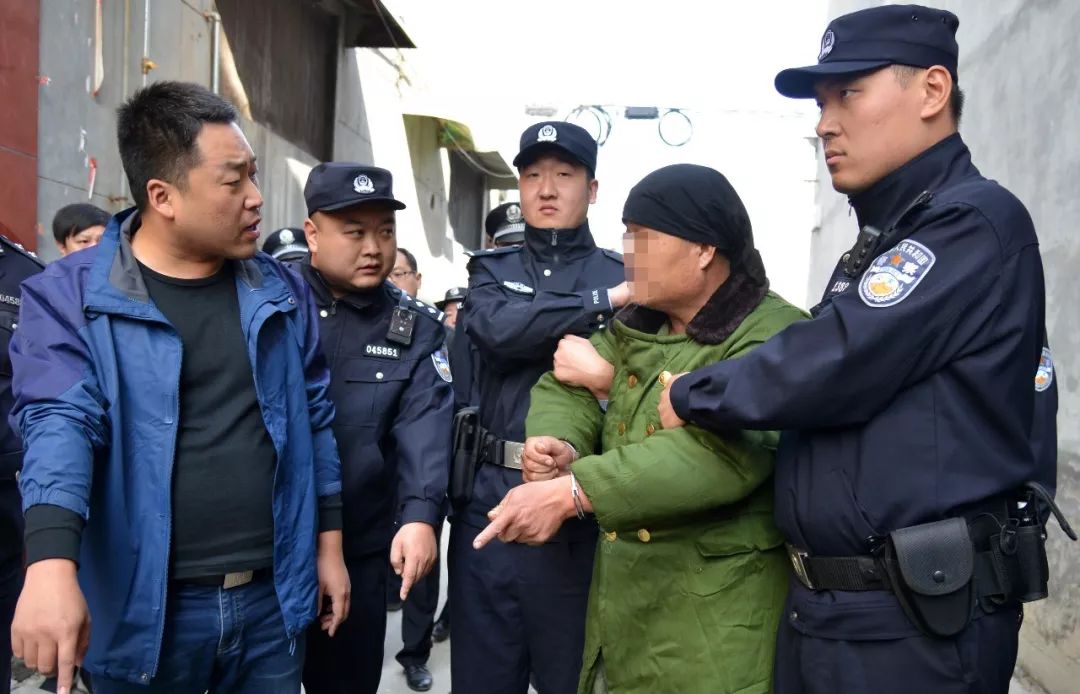 最新连杀3人博爱县重大刑事案件犯罪嫌疑人落网现场指认视频曝光