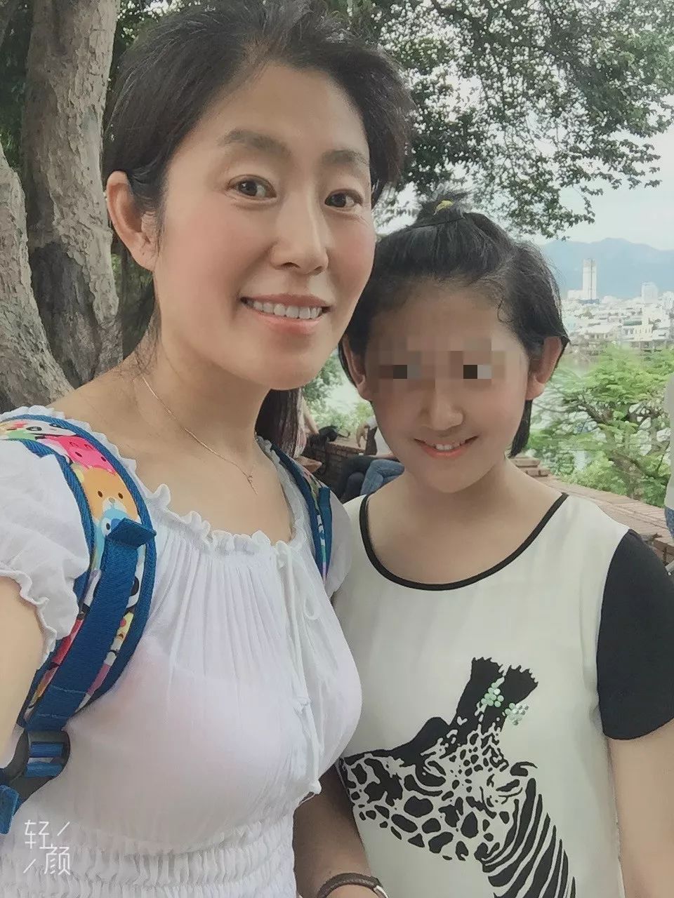 10年前她把一个没洗过澡的6岁娃领回家从那以后