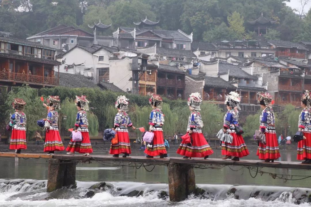 美图苗族银饰服饰展演大巡游惊艳整座凤凰城