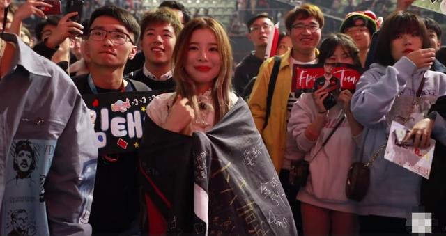 fpx晋级4强,糖小幽身披fpx队旗为doinb加油,doinb现场散狗粮_比赛