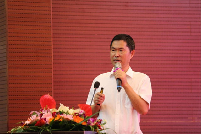 翠园初级中学校长周小荣做主题发言《新时代背景下的家庭教育建设