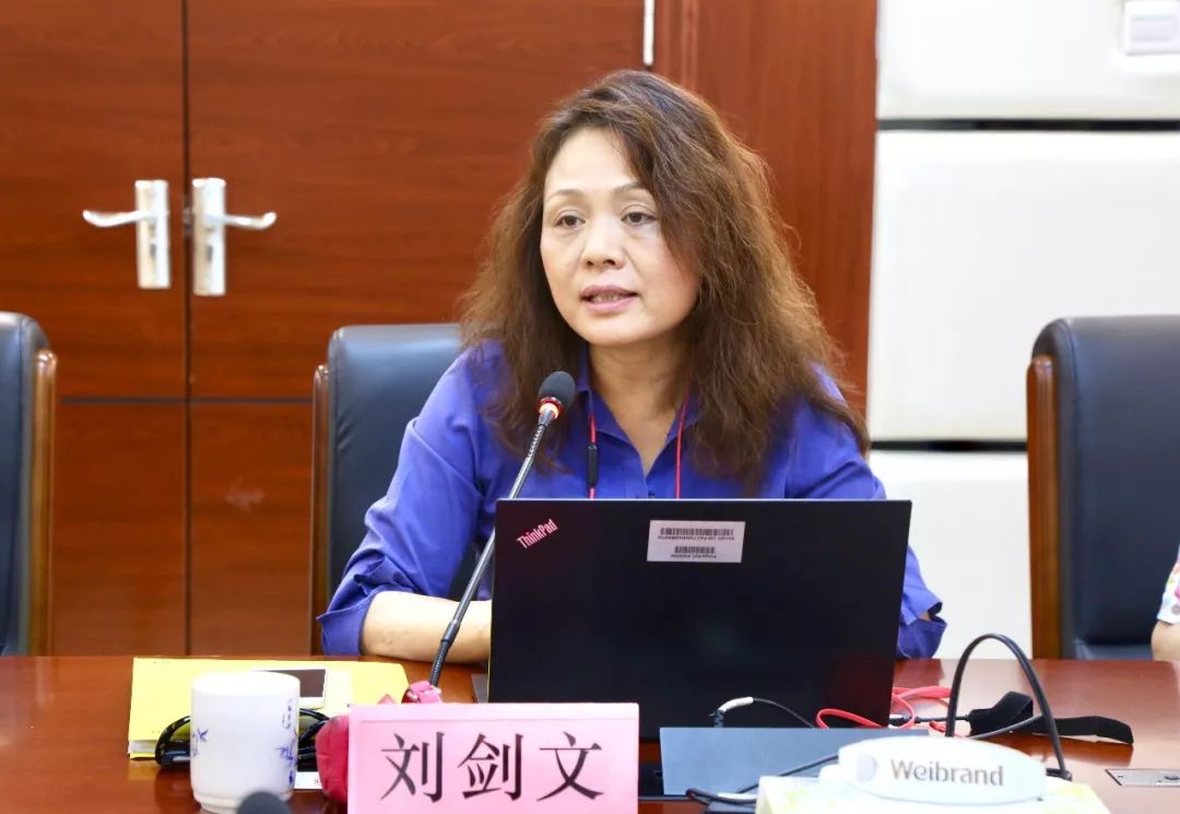 刘剑文仔细询问了项目猪场生物安全防控设施建设方面的需求并建议猪场