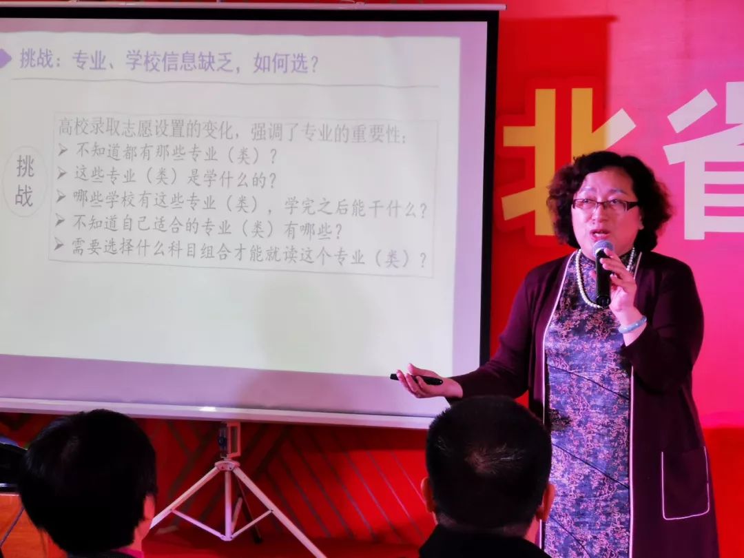 儿童文学作家杜梅在二号厅举办了《好孩子慢慢养》读者见面会,介绍了