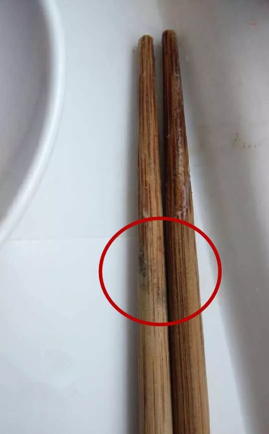 逃不过细菌的入侵尽管筷子会用洗洁精清洗干净和定时消毒往往一双筷子