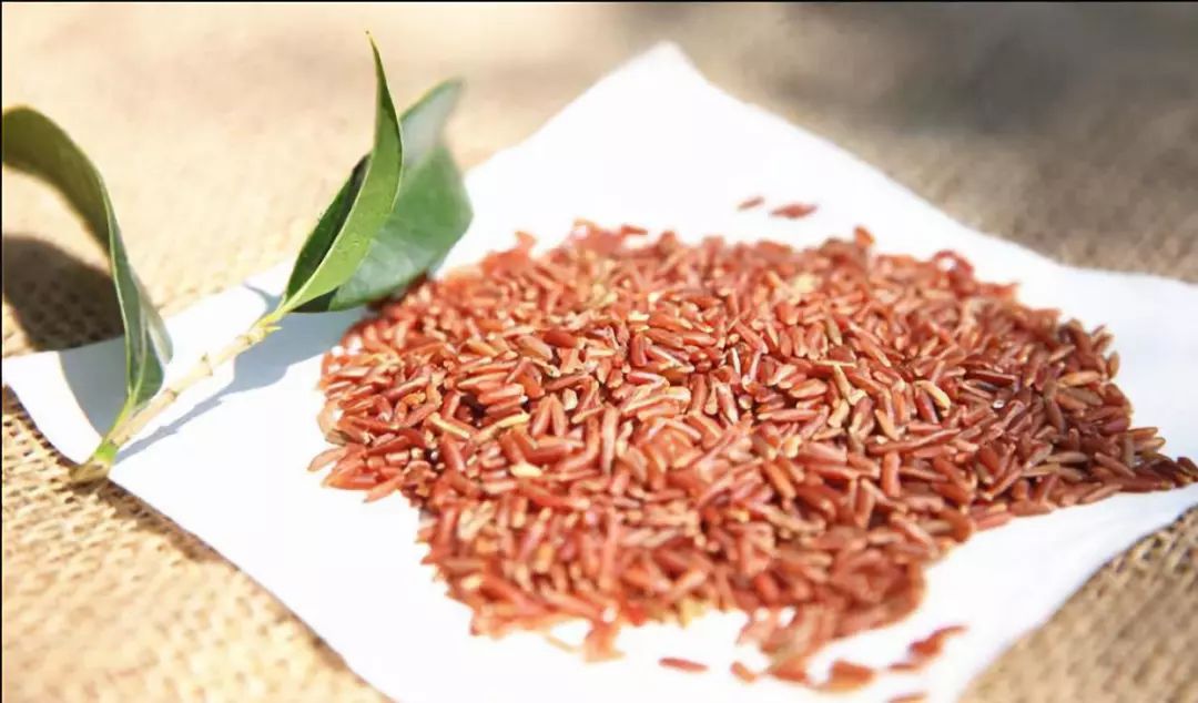 乡镇动态号子声声鼓干劲红米粒粒可换金天池红贡米喜获丰收