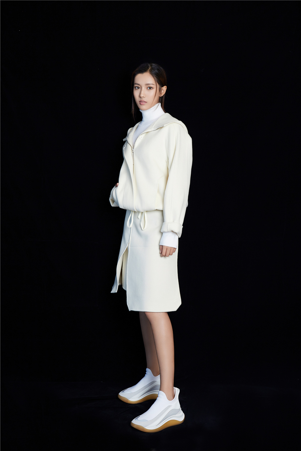 和颂新人张天爱亮相品牌活动秋冬露腿时尚亮眼抢镜