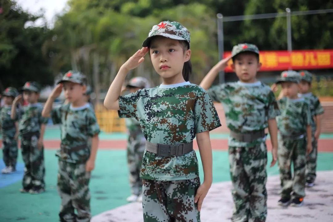 站军姿,展风采→小小兵们愈见成熟,动作有力,声音洪亮随着教官一个个