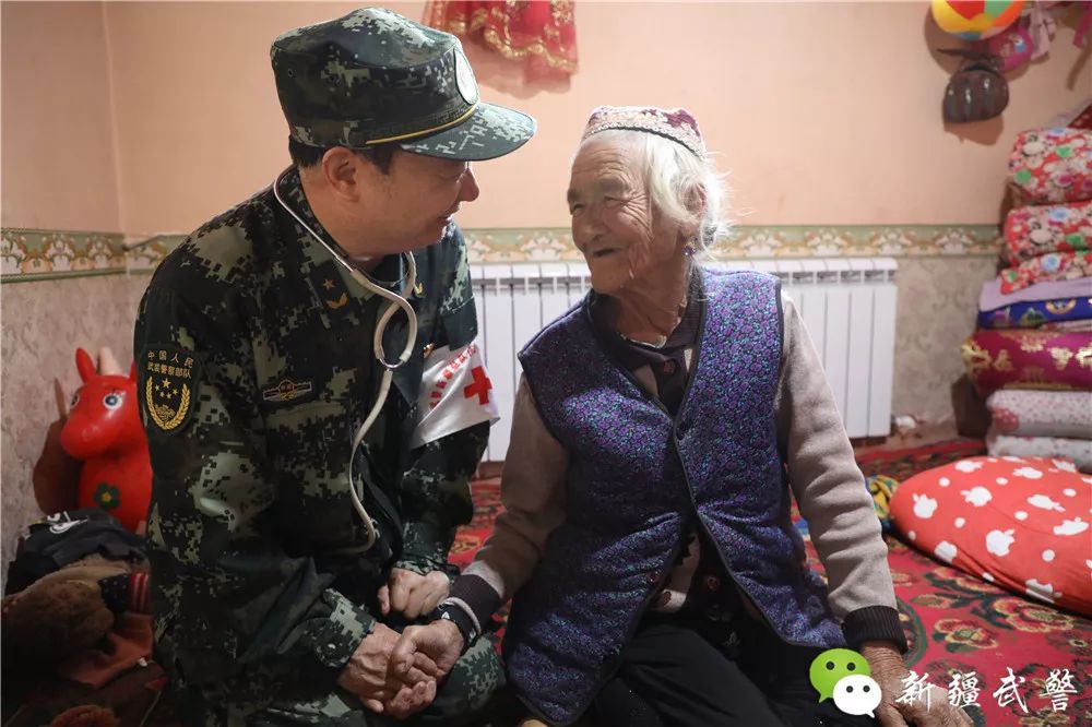 库尔班家里又迎来了熟悉的身影,武警新疆总队医院庄仕华医疗小分队在