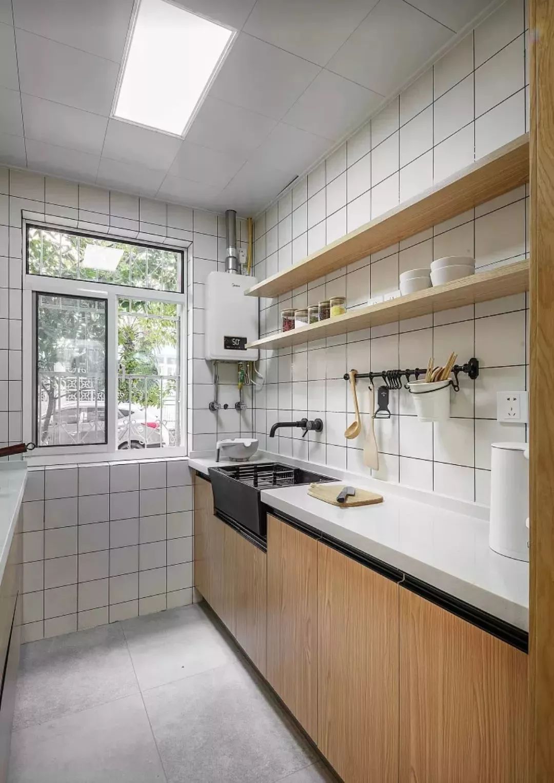 厨房台面不够用,装上层板后,方便实用多了!