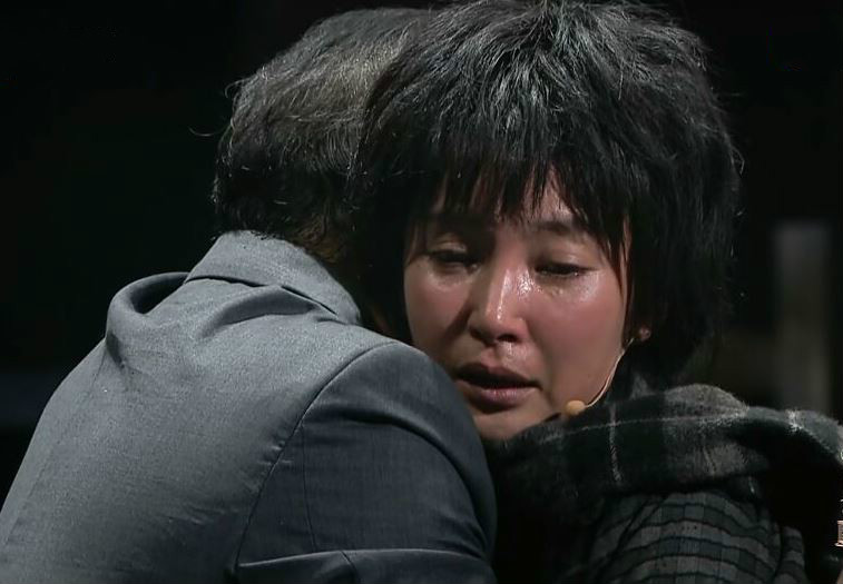 第一期其实已经有这个眉头了,八位演员中除了郭涛还会收敛着表演.