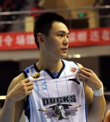 虽然他在北京成名,他他出生于重庆,目前来看也是重庆篮球史上名气最大