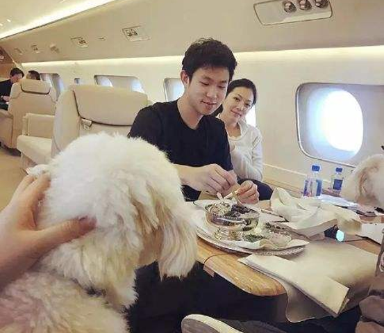 谢承润的身份除了是中国生物制药的少东家以外,还是泰国首富谢易初的