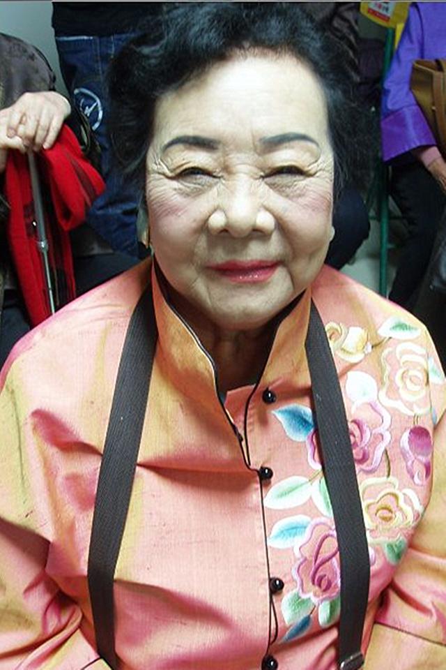 "最年轻婆婆"精致不输儿媳,亲家母尴尬,儿媳"难堪"_女性