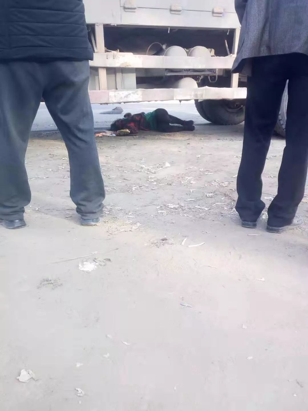 杞县沙沃发生车祸,一骑电动车女子被卷入车底