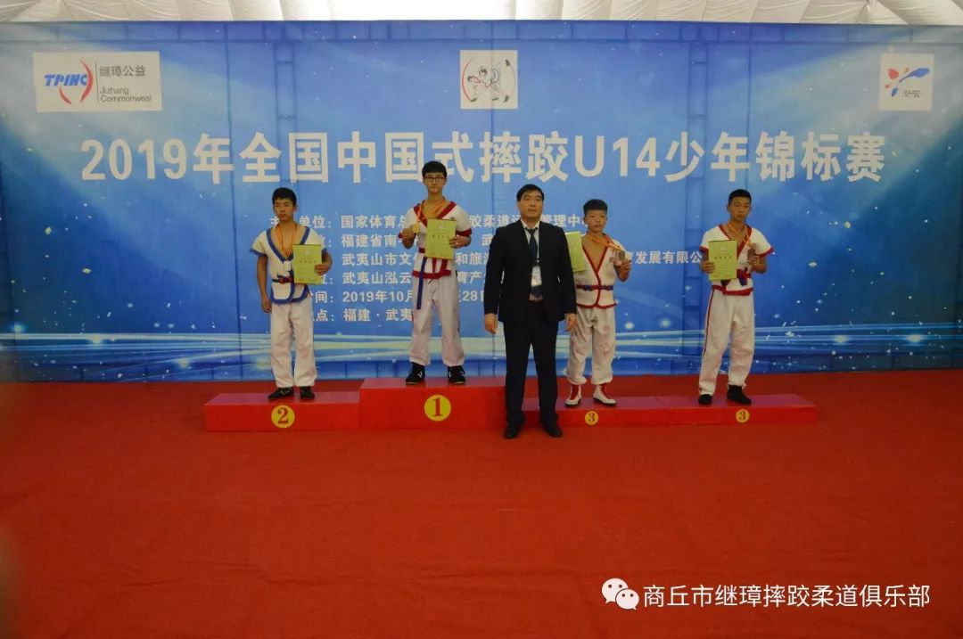 本次大赛副裁判长朱金棒为男子52kg颁奖第一名左翱翔(河南周口市代表